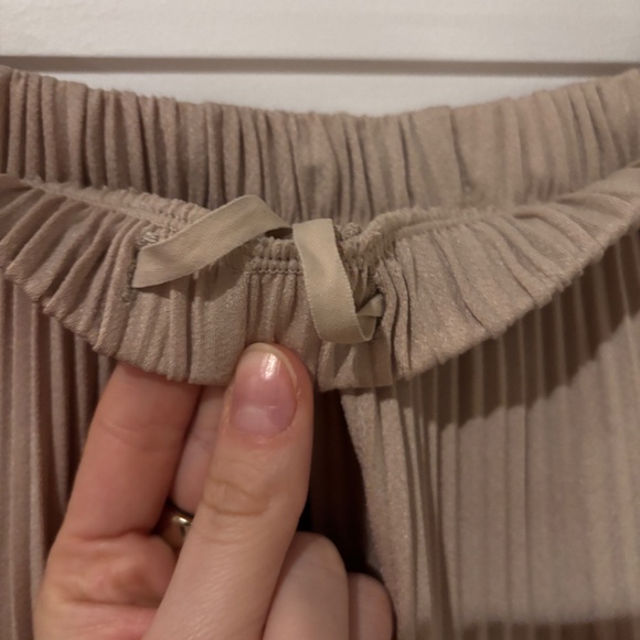 Ligh Beige Uniqlo Accordion Pants Size XS - Picture 3 of 4